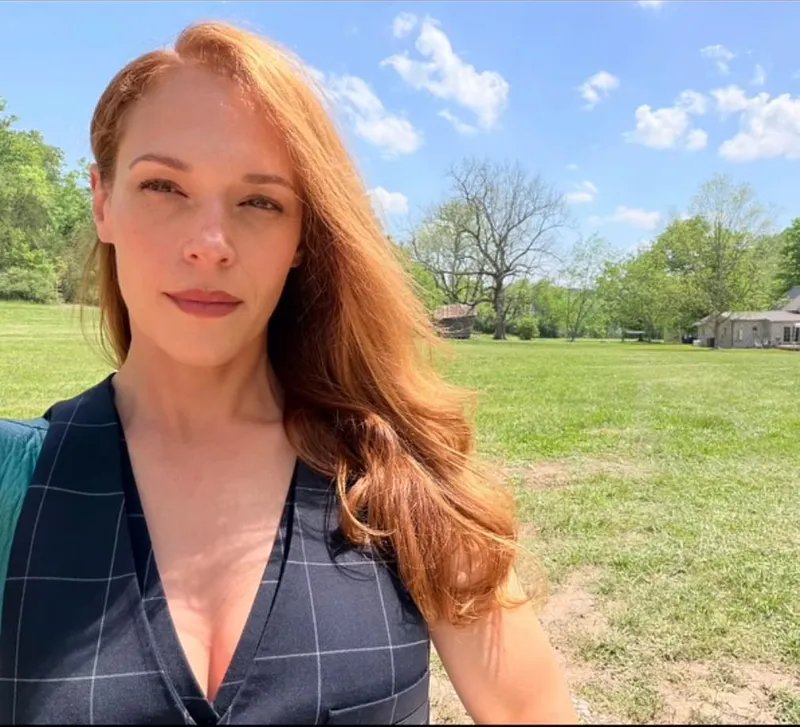Thumbnail Amanda Righetti: A Redheaded Goddess to Remember