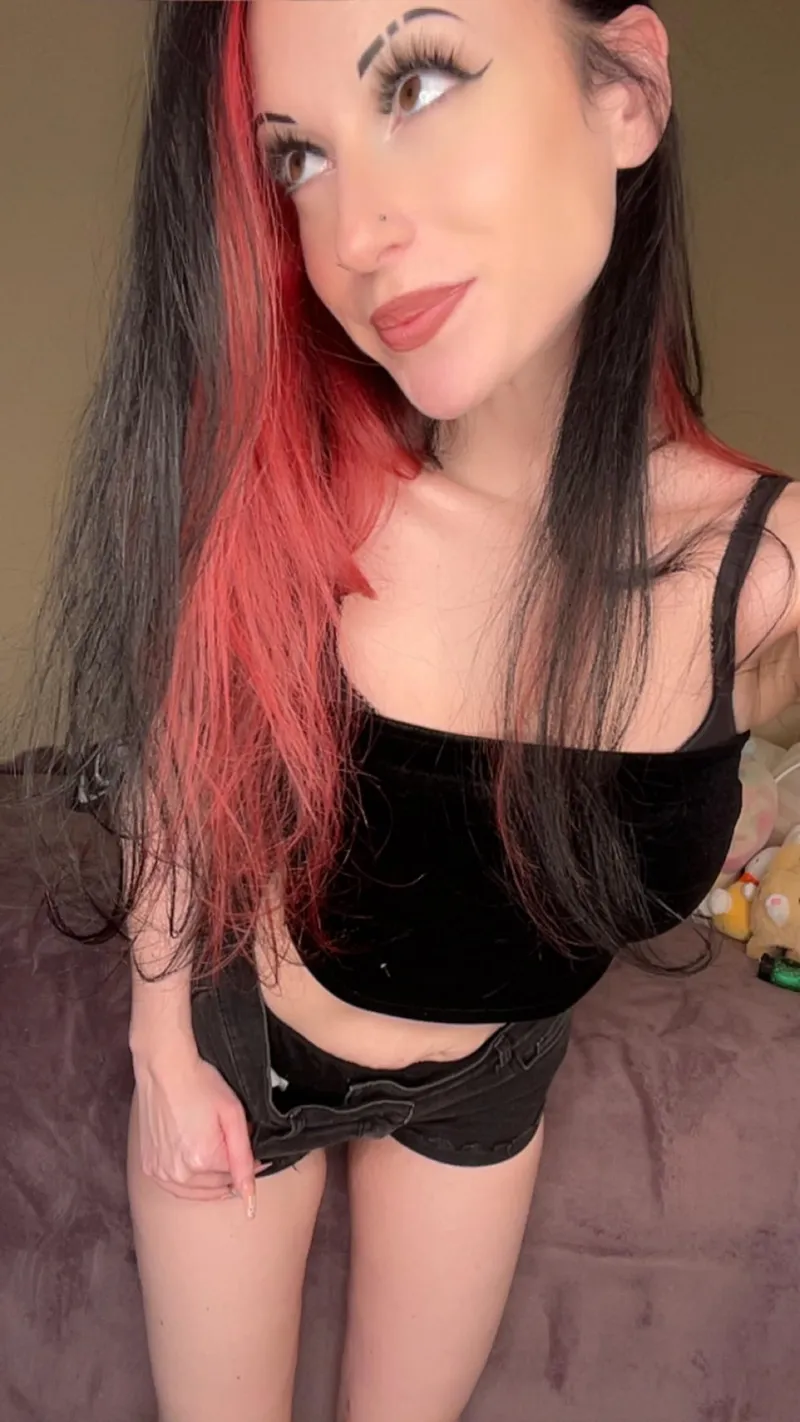 Thumbnail Velvet Elegance: A Stylish Statement in Crop Tops