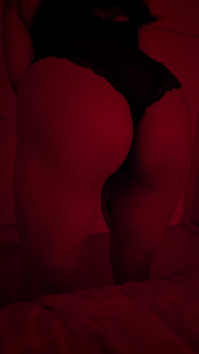 Thumbnail Discovering the Allure of Wifie Butts with Curious-Stretch5206 | WifeWantstoPlay