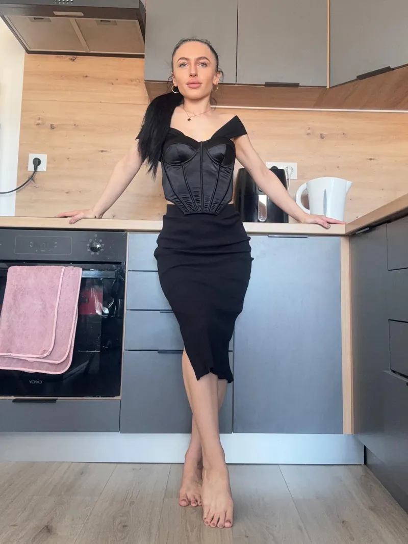 Thumbnail Werosyantrar's Appreciation: New and Tight Dress Feeling