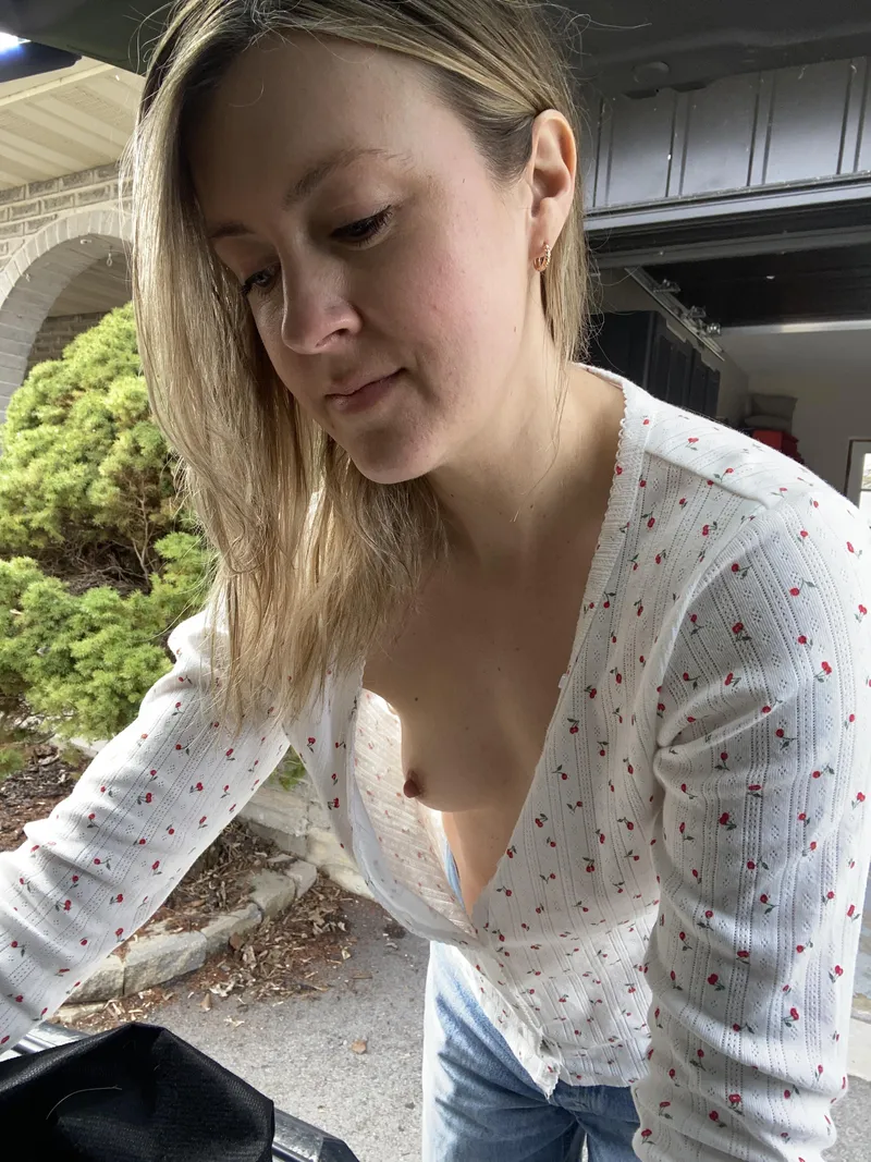 Thumbnail Liz_XO_'s Neighbourly Encounter: A Tale of Downblouse Intrigue