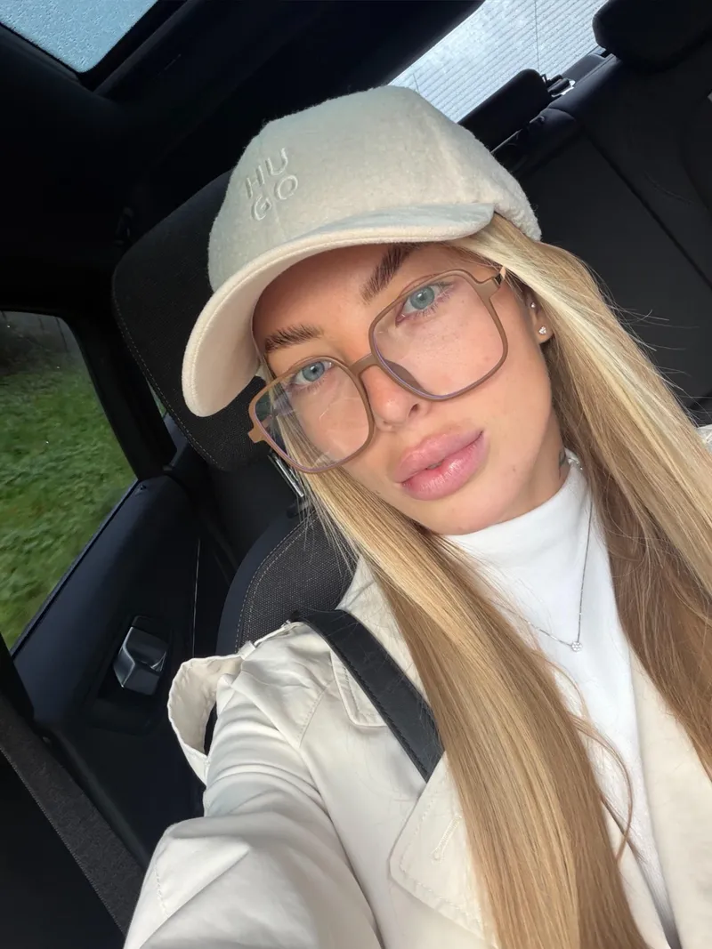 Thumbnail Classy Beauty: Exuding Elegance and Charm | geracru