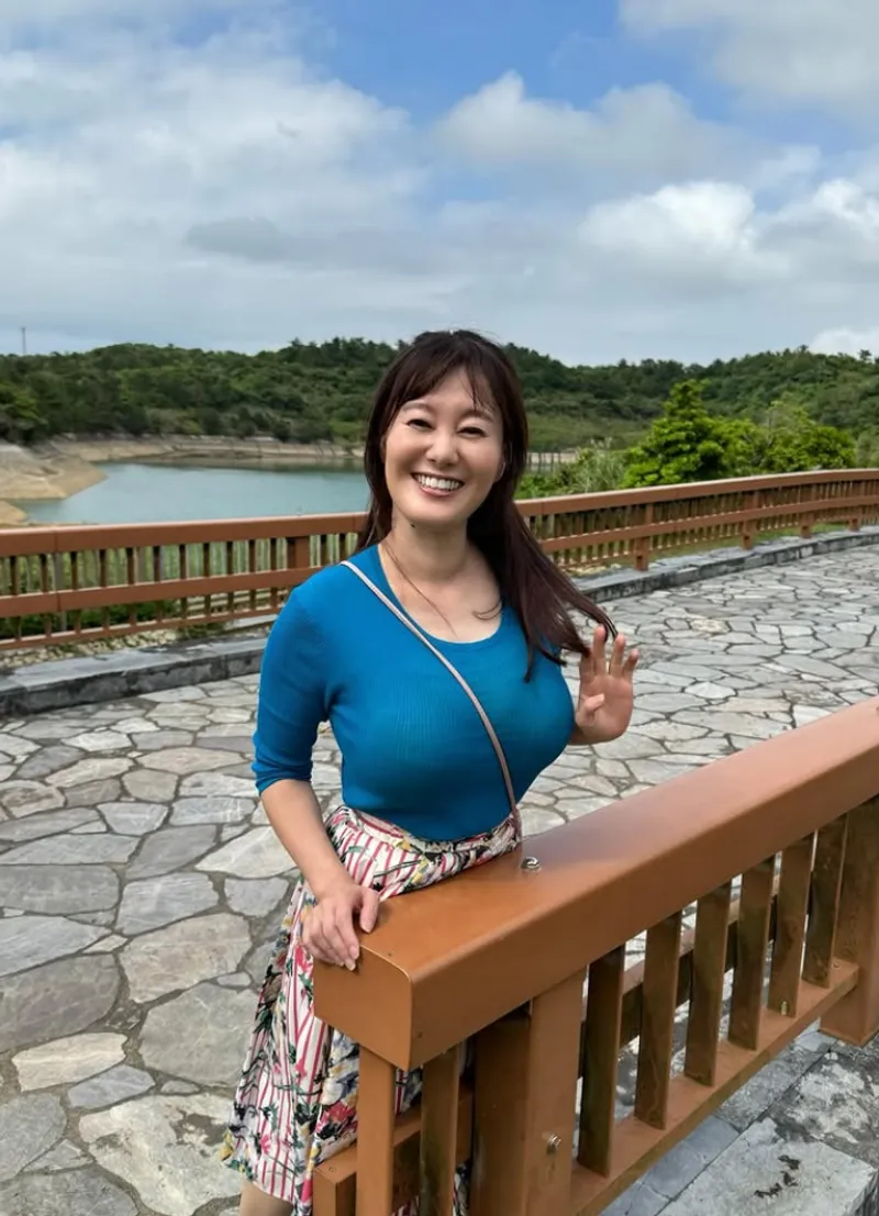 Thumbnail Critiquing a Body Unfit for Radio with Desecr8or | 2busty2hide