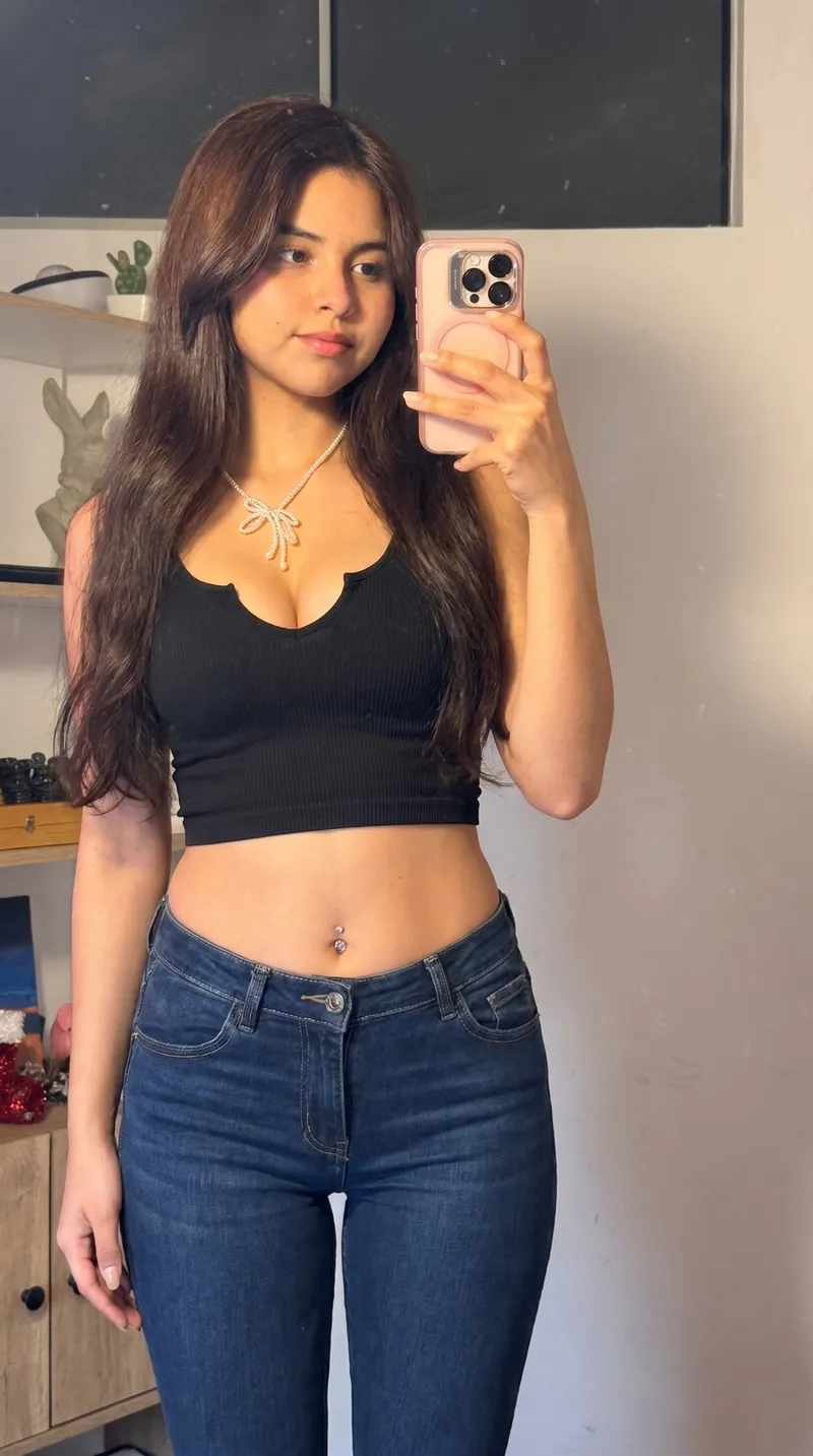 Thumbnail Simple Fits, Most Distracting: SoftToastyCinnamon on croptopgirls