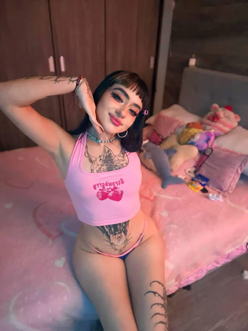 Thumbnail Admire playfulmomma69's Cute Lil Crop Top Look 💕