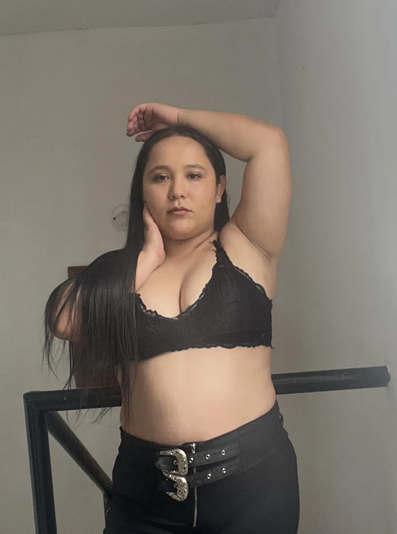 Thumbnail Too Much or Just Right? QueenRousy Asks in croptopgirls Category