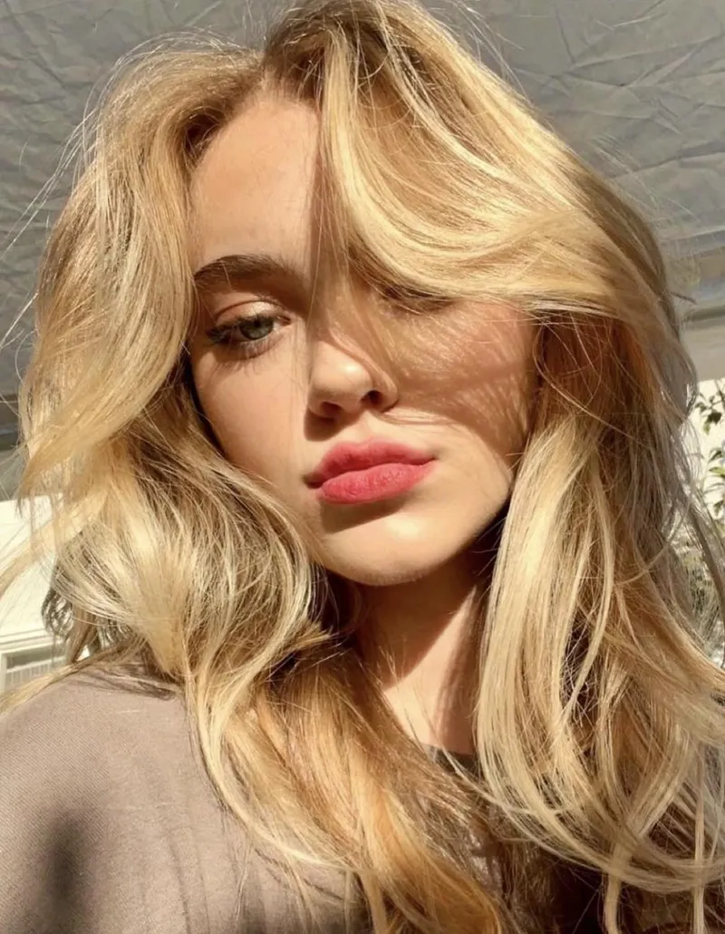 Thumbnail Dive into the Graceful Beauty of Isabel Gravitt by samraedana