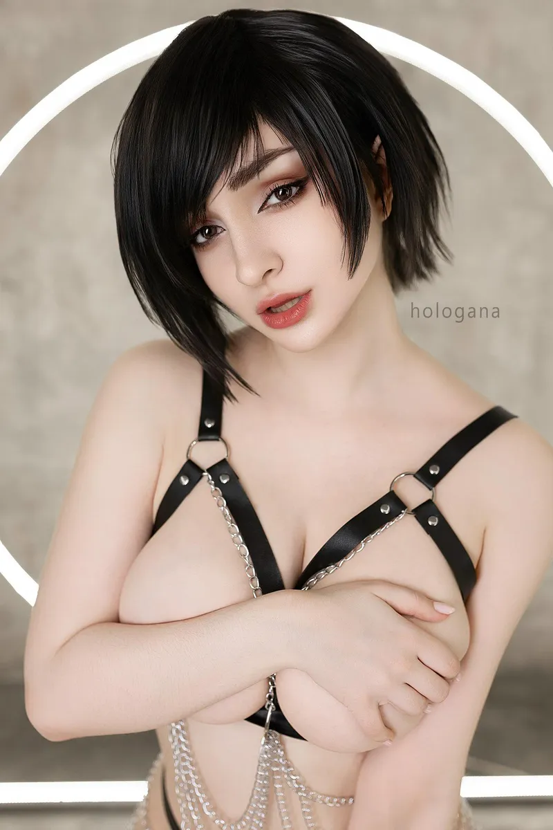 Thumbnail Ada Wong Cosplay: Hologana's Captivating Impersonation