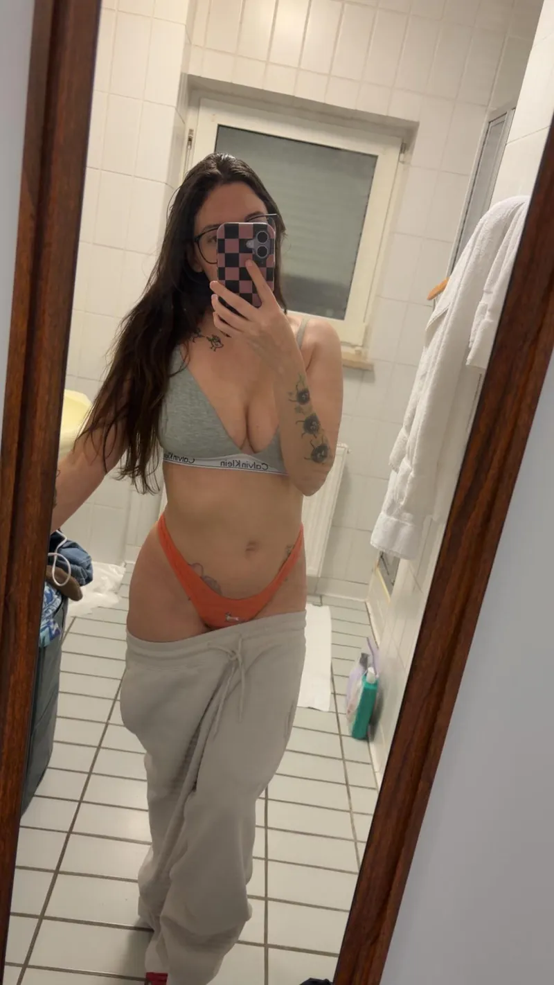 Thumbnail Kara_Thyme Unveils All with MirrorSelfie Indulgence