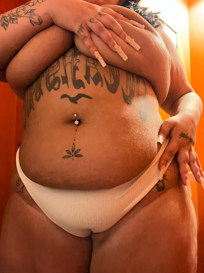 Thumbnail Hadespaynes Flaunts a Fresh Set in the Nail Fetish Community