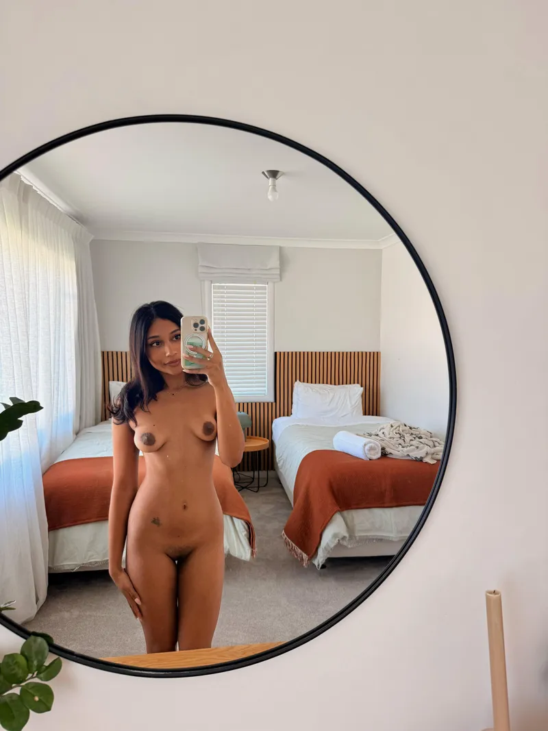 Thumbnail Mirror Reflections of Beauty: peachyneeshx's Stunning Tale