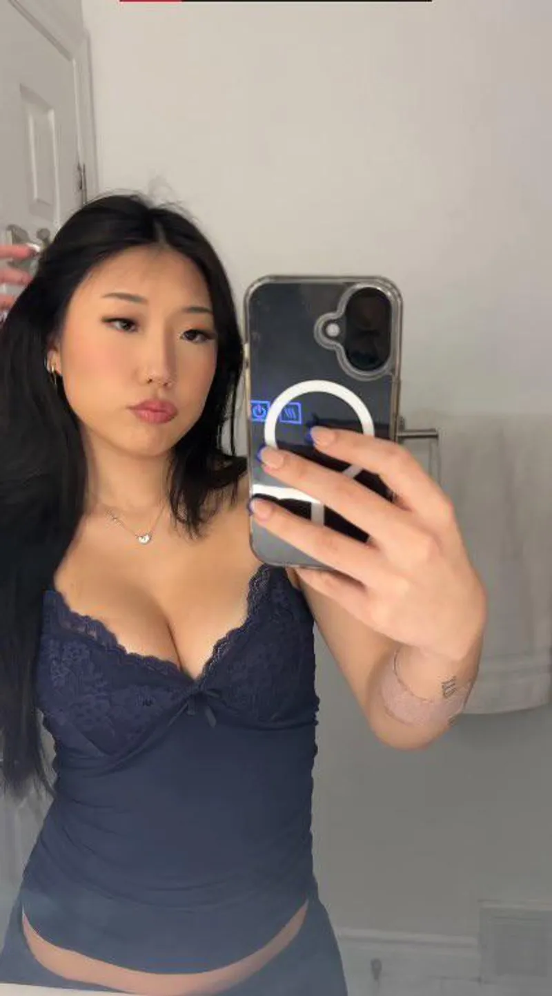 Thumbnail kimmy_nguyenx's MirrorSelfie: Cute Check-In Moment