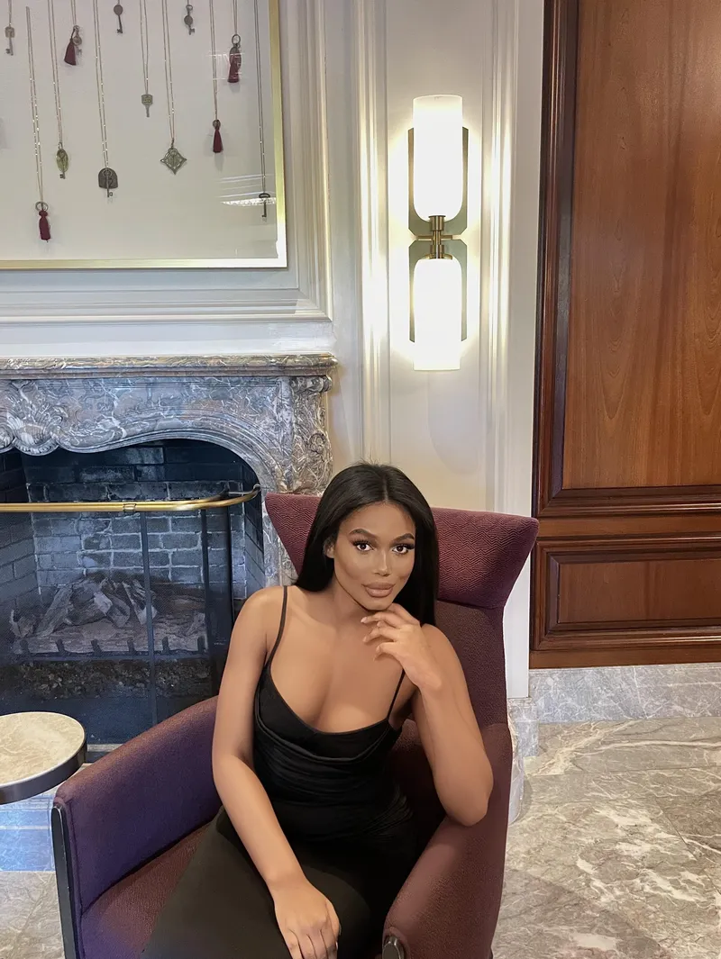 Thumbnail Am I Classy Enough for You? Reflecting on Elegance with Champagne-Fleur