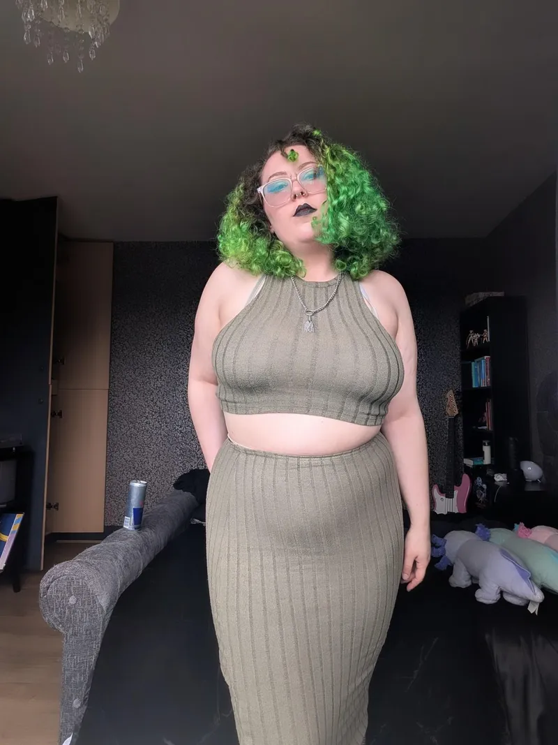 Thumbnail Green Co-ord Elegance: GoddessElleStar's Tight Dress Style