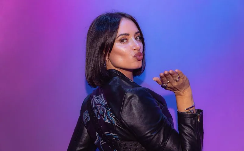 Thumbnail Get the Scoop on Yesjulz's Presence in the Hip Hop World - Old-Bear-5275