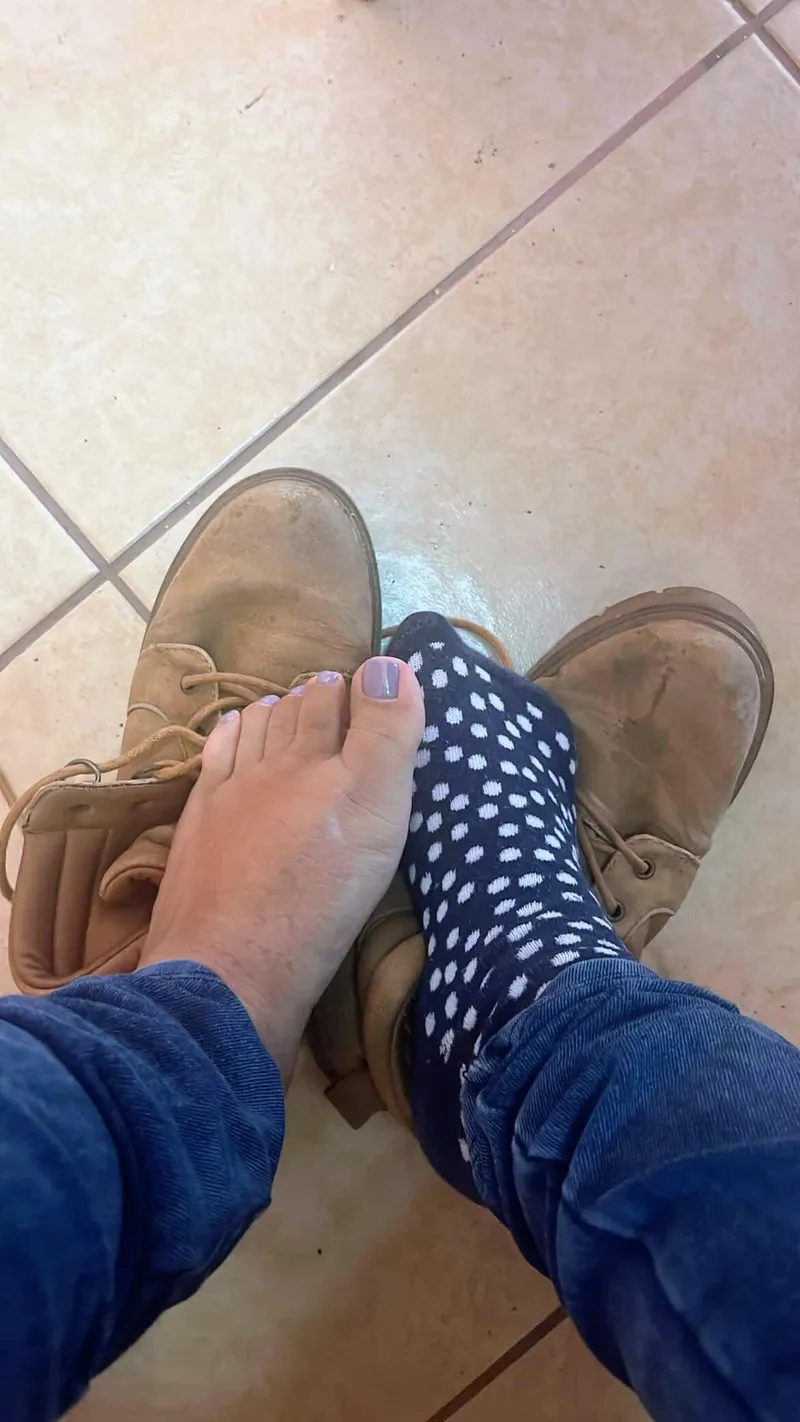 Thumbnail Barefoot Fantasies at Work by arboldebolas | Fetish