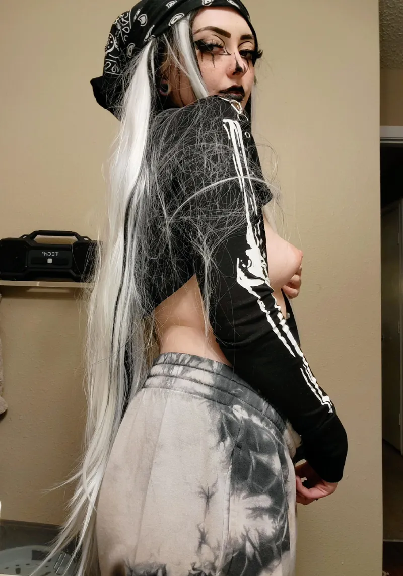 Thumbnail Unlocking Emo Girl Charm: A Captivating Journey