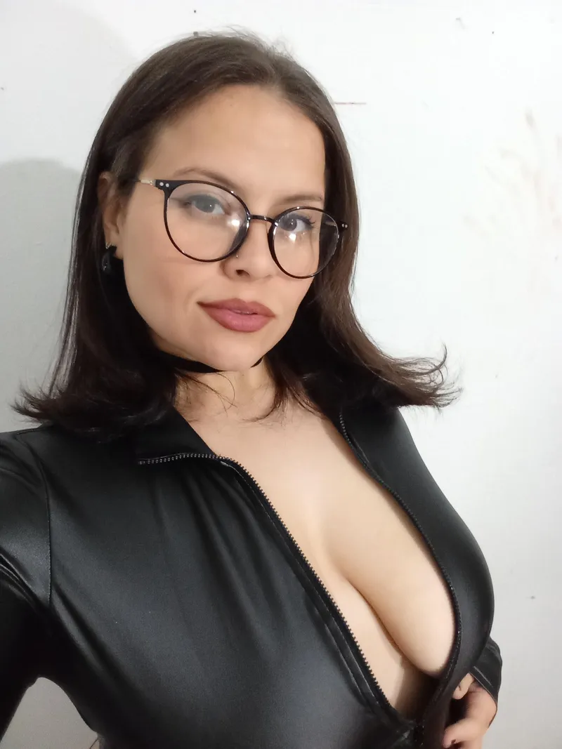 Thumbnail Worship Your Goddess: Ro_vibess in Leather | LadiesInLeather
