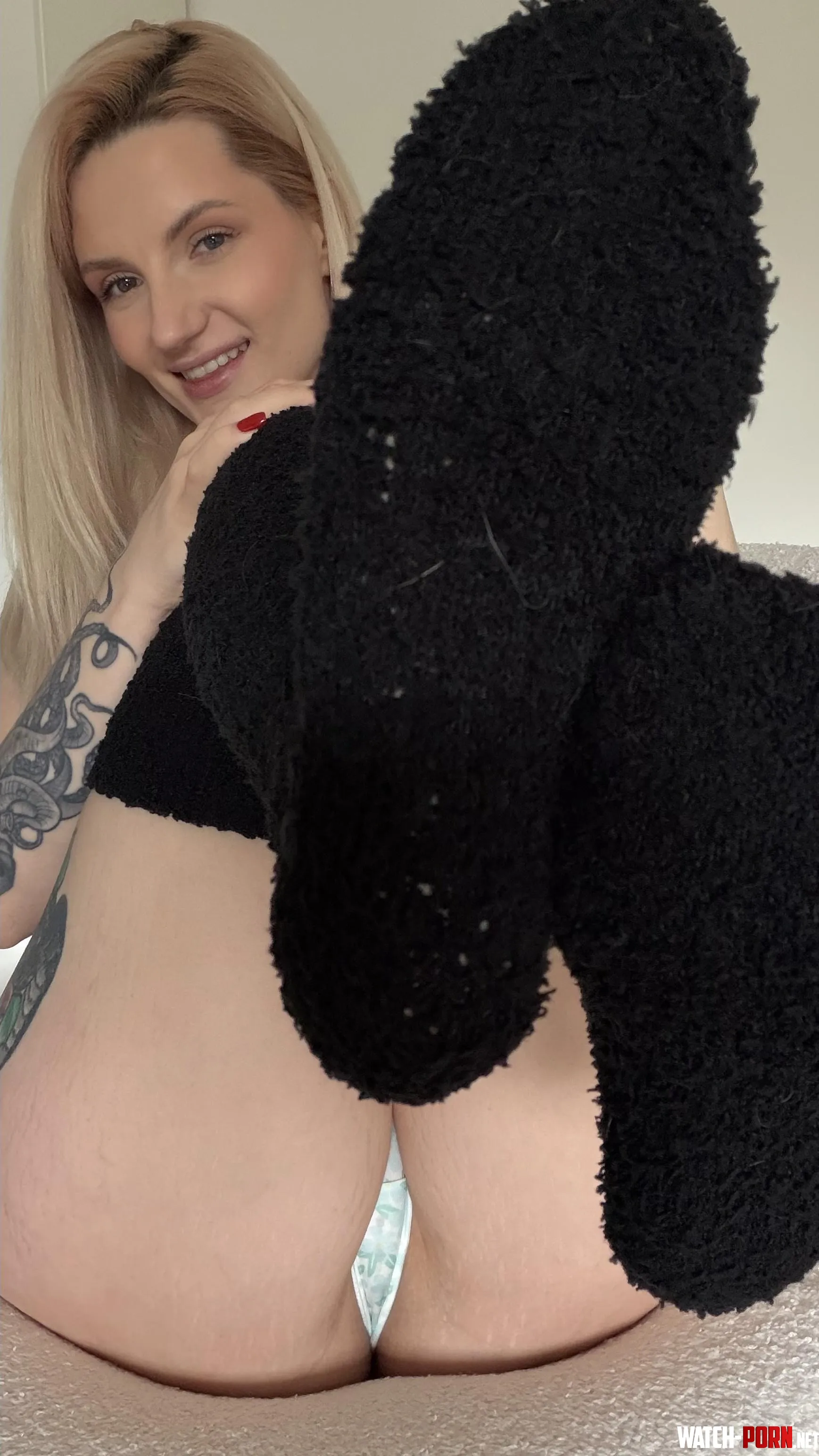 [f] Knee-high and ready to take over your screen by Web3sakura