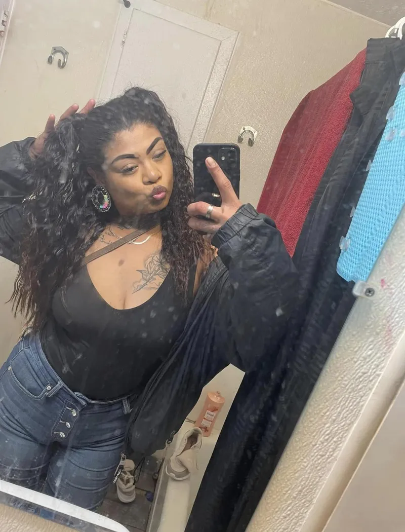 Thumbnail thereal1s22's Cute Vibe: MirrorSelfie Moment