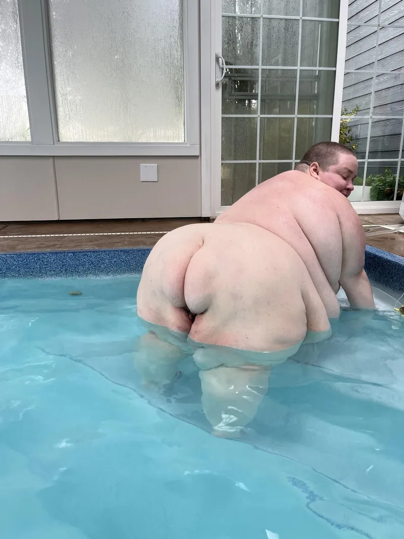 Thumbnail Dive into Fun: Pool Playtime with PeppermintFatty_69 (SSBBW)