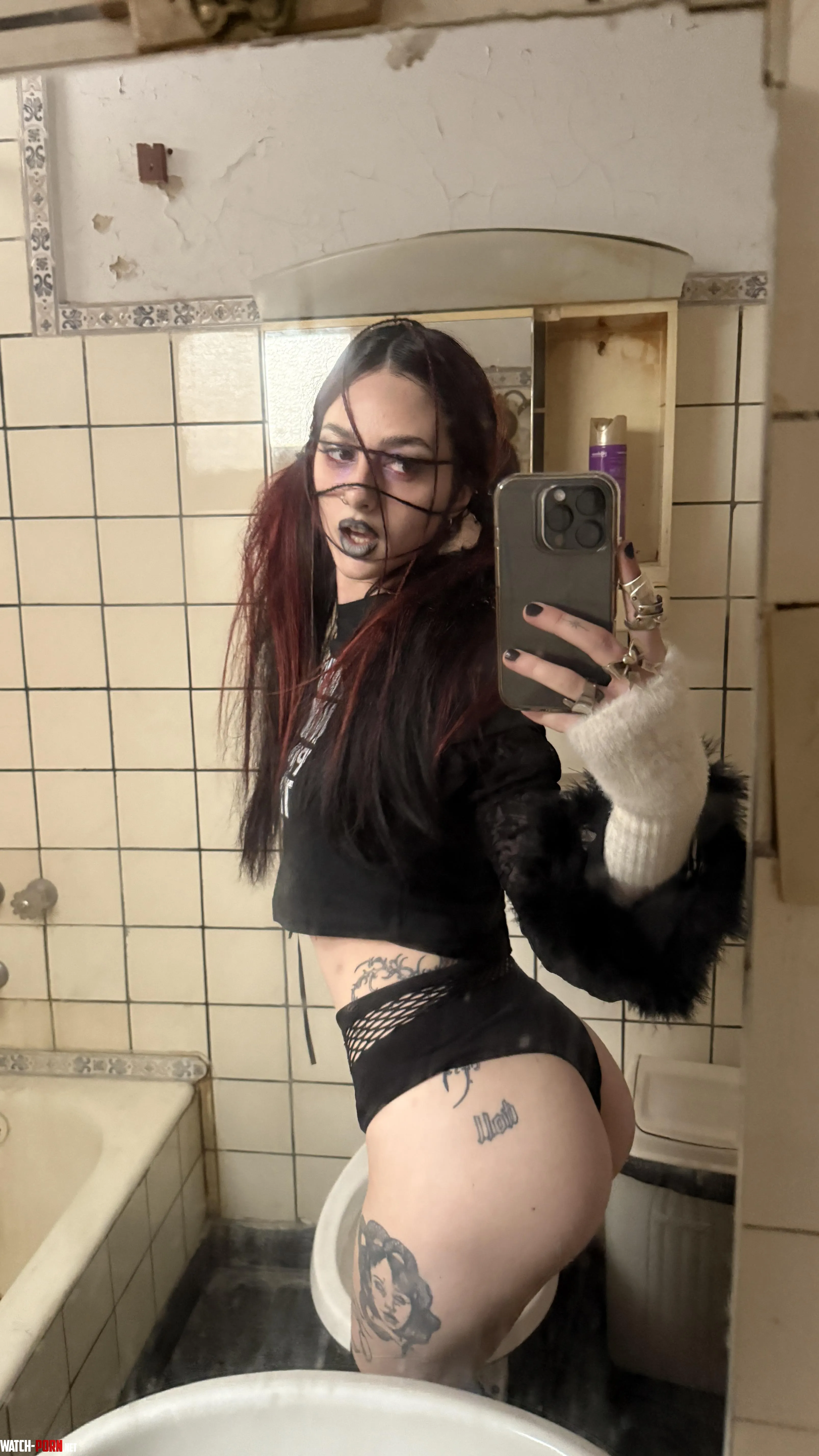 Need a host tn, kinda horny ass + sipping lmao - hit me on lnssta: .lunaoryna'. by jaykaywhy