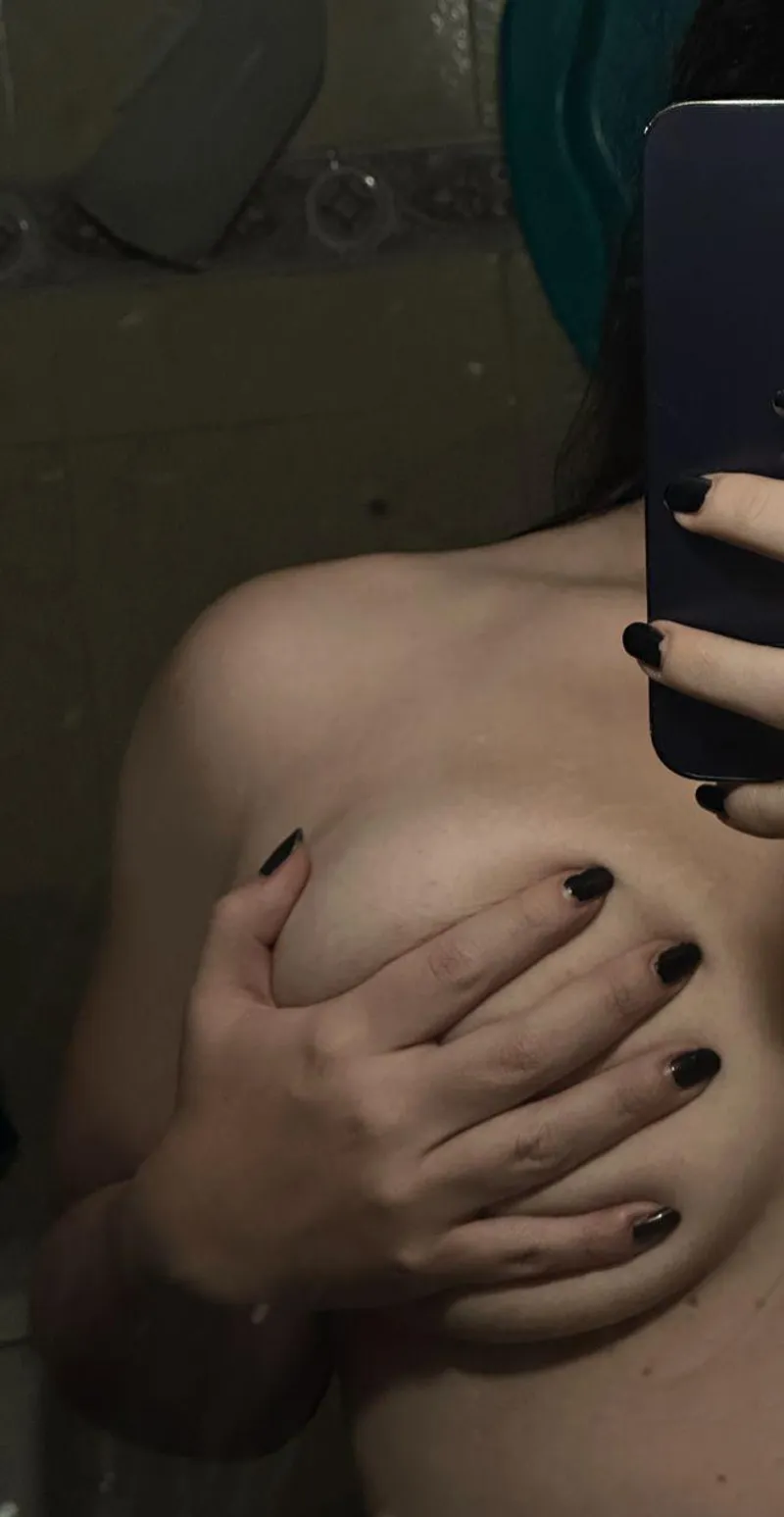 Thumbnail Nail Gazing: QwinKit Explores Latina Glamour