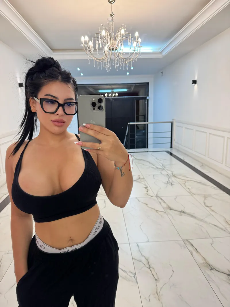 Thumbnail Cute Crop Top Vibes: UnicornDeew's Adorable Elegance