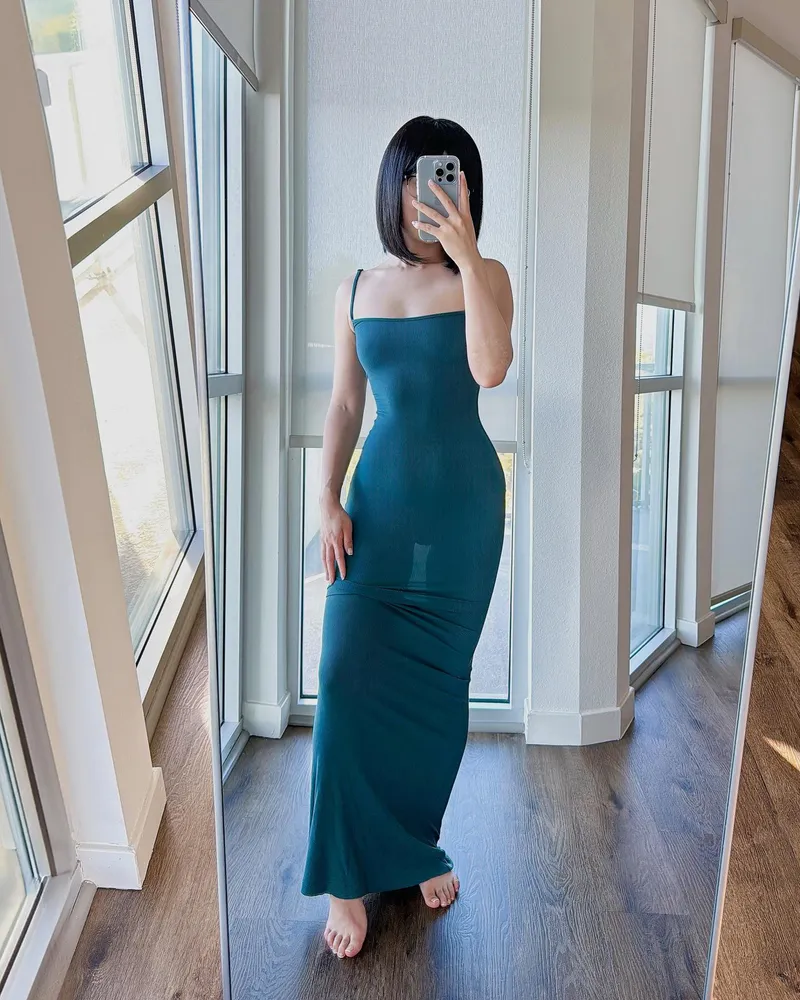 Thumbnail Slim Beauty: fun-sized-asian Stuns in a Form-Fitting Green Dress