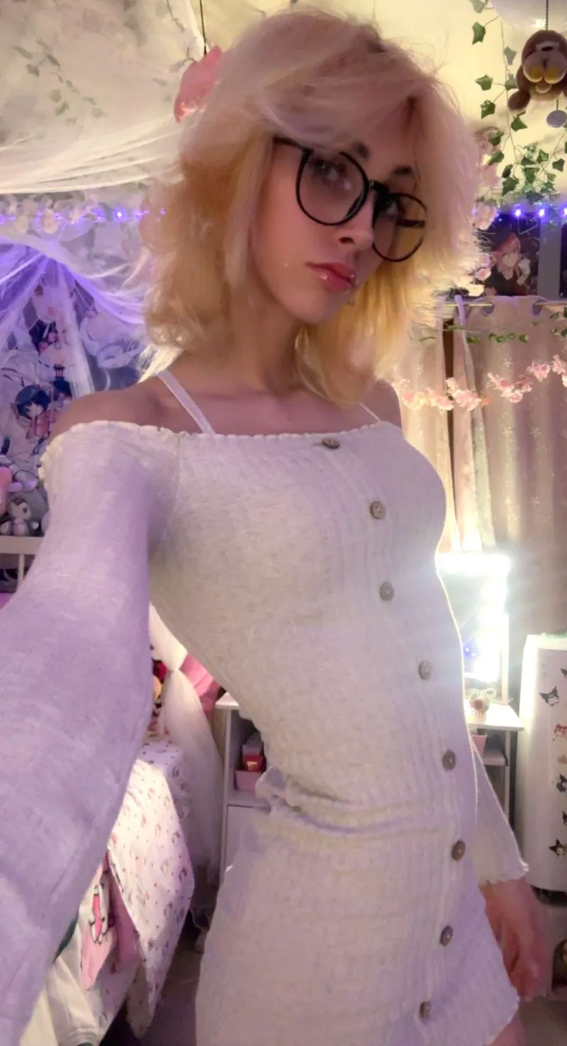 Thumbnail Prestigious-Home-876 Presents an Angelic White Dress Display