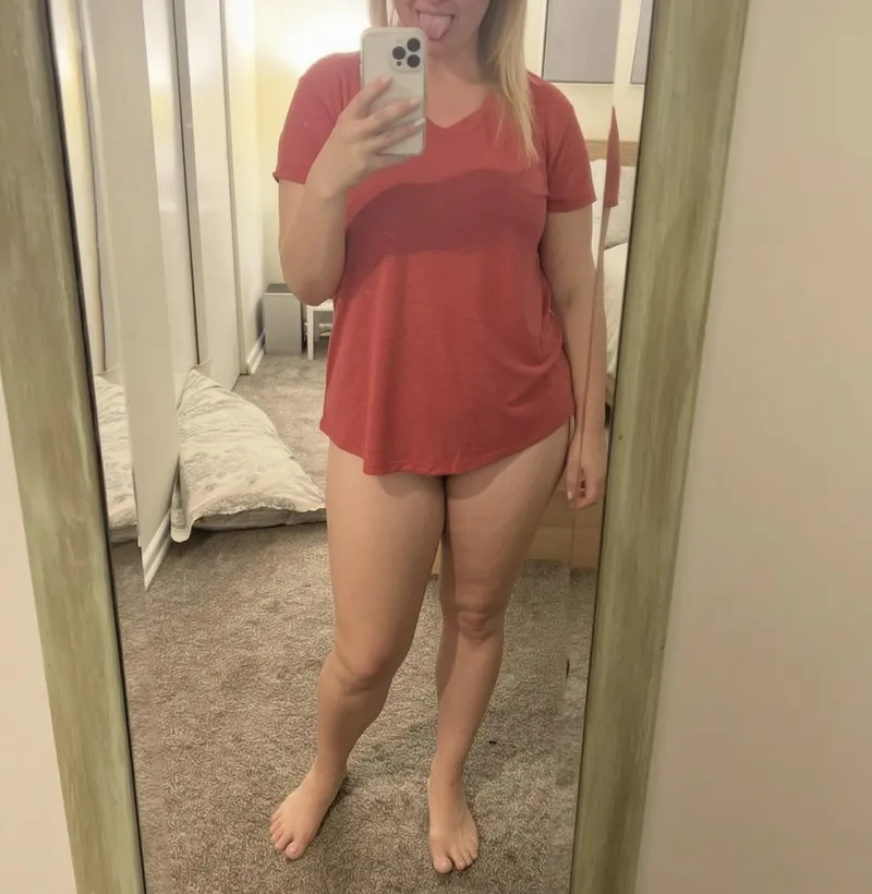 Thumbnail Genesisnextdoor Celebrates 'No Pants Sunday': A Mirror Selfie