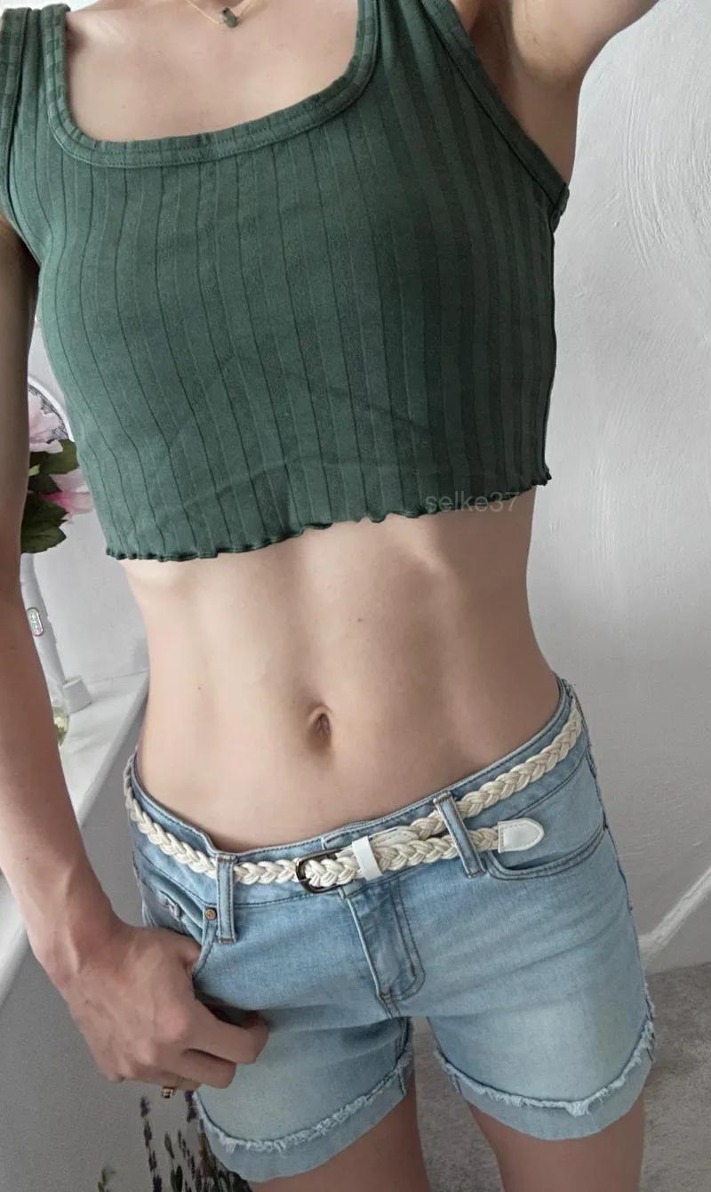 Thumbnail selke37 Enjoys the Season of Crop Top Fashion