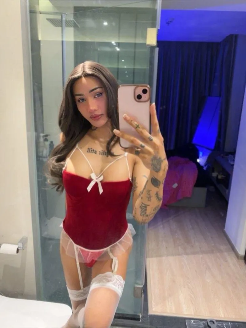 Thumbnail GlamGossipGirl Enjoys Attention in an asiansissification Setting