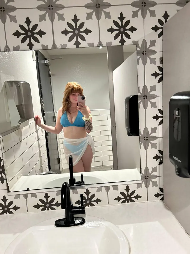 Thumbnail WillowRaeOnly Invites You to Spoil Her Belly in Style