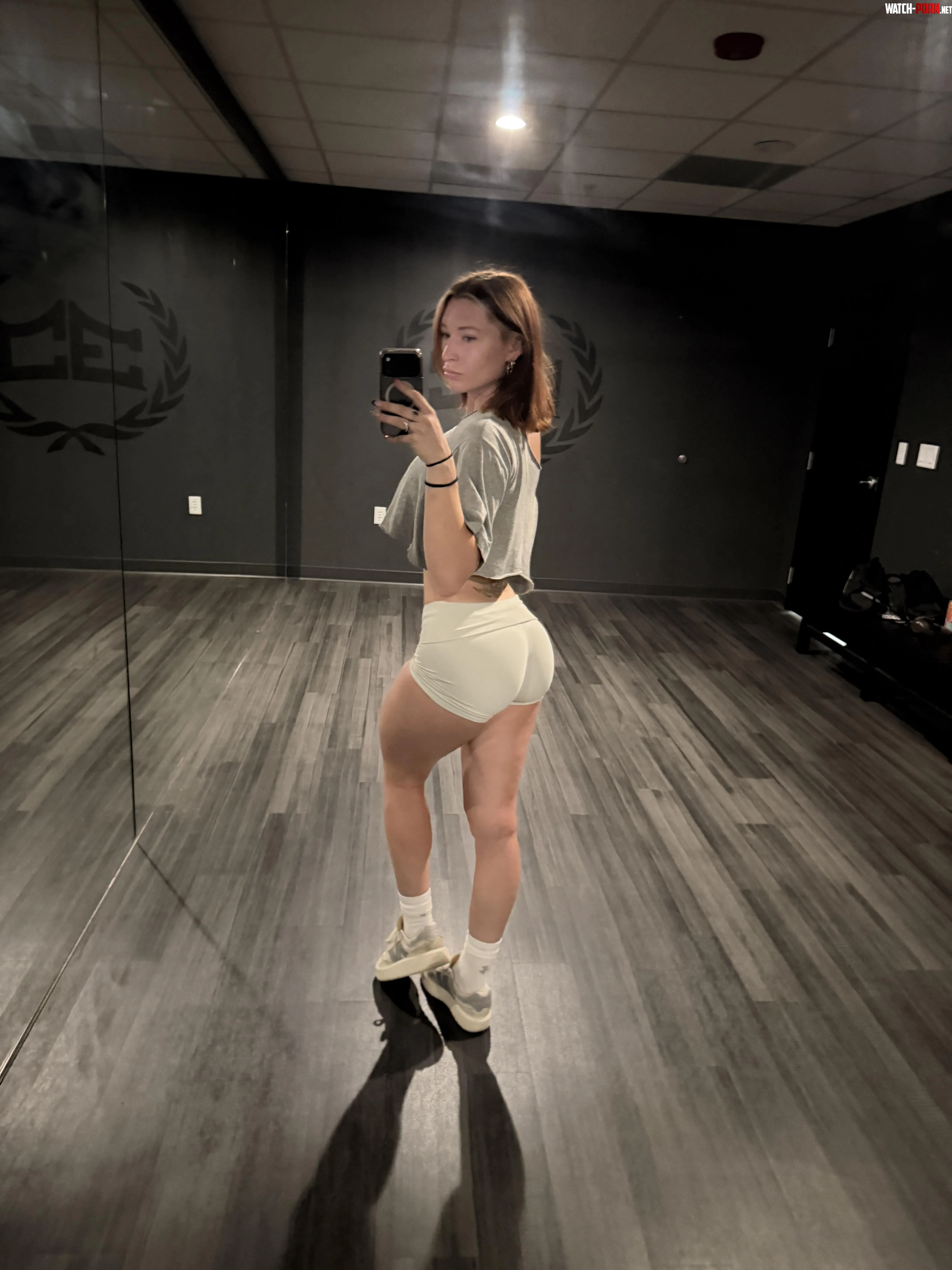 Redhead gym girl by messydy
