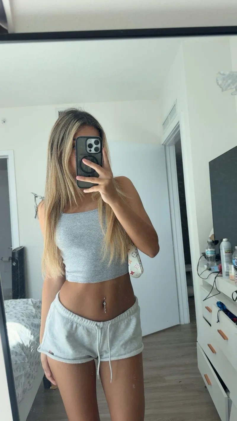 Thumbnail fa1ry_doll Celebrates Crop Tops as Utmost Fashion Choice