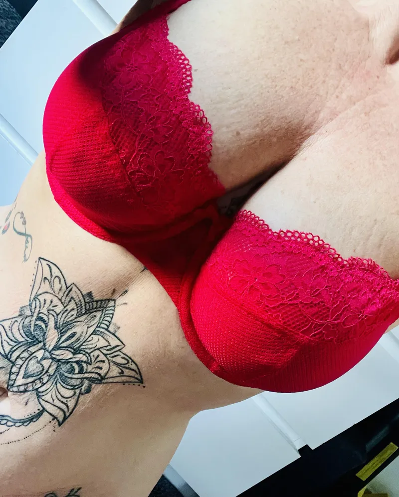 Thumbnail Discover the Power of 'Pocket Rocket Red' with AmyGoddess32