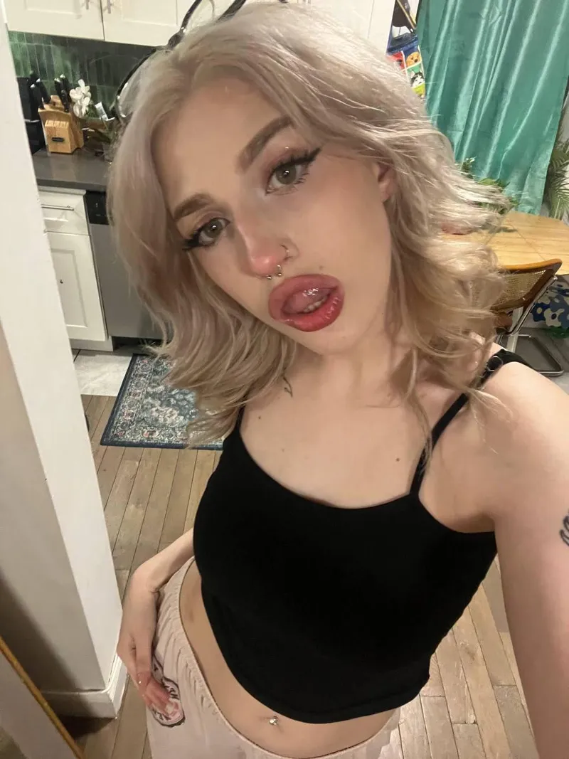 Thumbnail Do You Find Me Tempting: Exploring Naughtychicks with SlayBabesx
