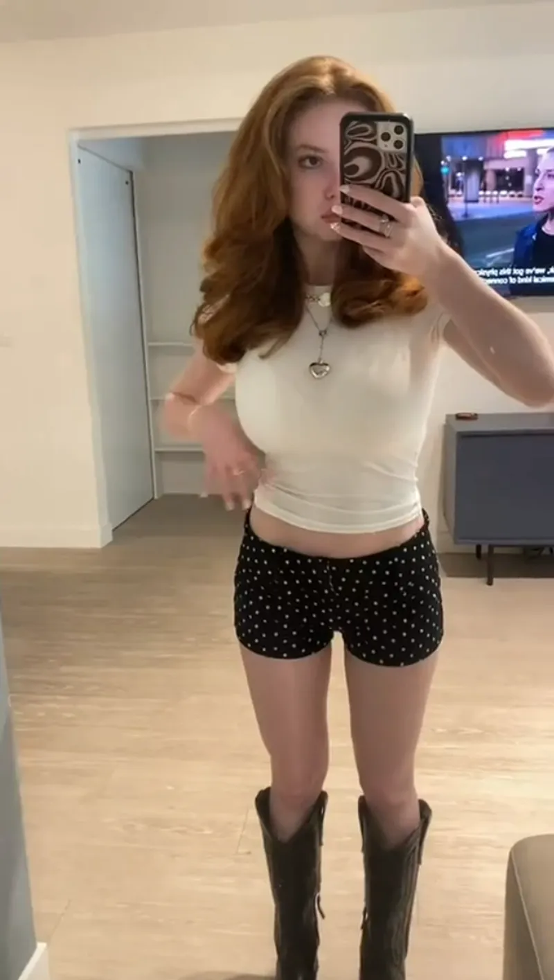 Thumbnail Redhead Taking a Selfie: A Glimpse into Desecr8or's World | 2busty2hide