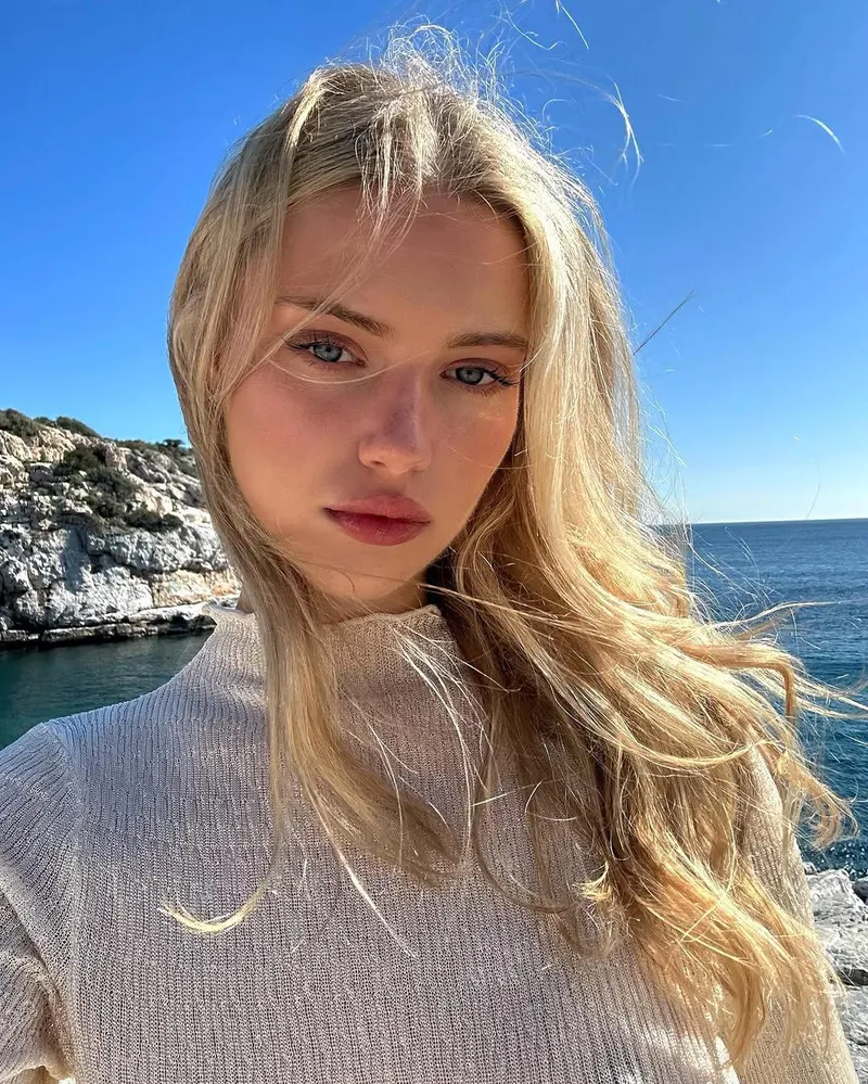 Thumbnail Captivating Beauty: Annie Schroter by RatScorpion_69