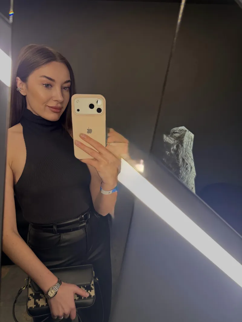 Thumbnail Embracing the Classy Aura with DinnerNo7292