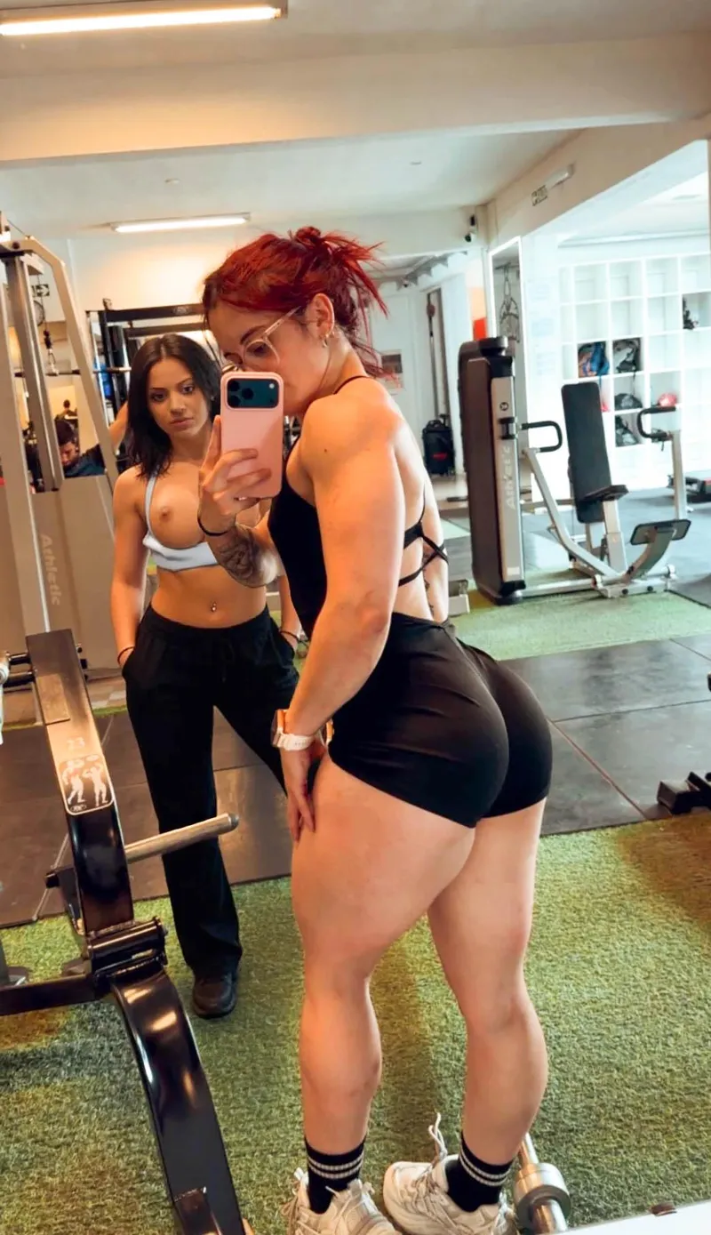 Thumbnail Flexing the Right Body Parts - chezypretty's Artistic Statement
