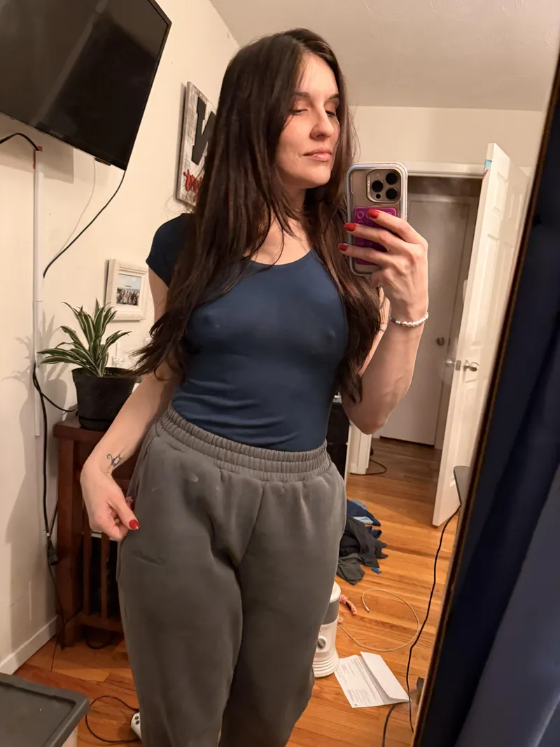 Thumbnail Relaxed Vibes: barefootdriving's Easygoing Braless Sunday