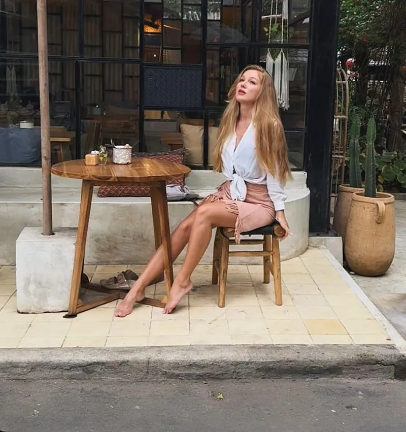 Thumbnail PumpkinAino's Simple Pleasure: Reveling in Going Barefoot Publicly
