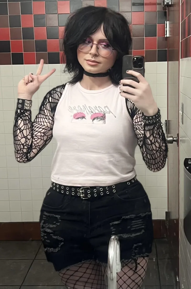 Thumbnail anyone want to plump up an emo alternative girl? by gothicexplosion