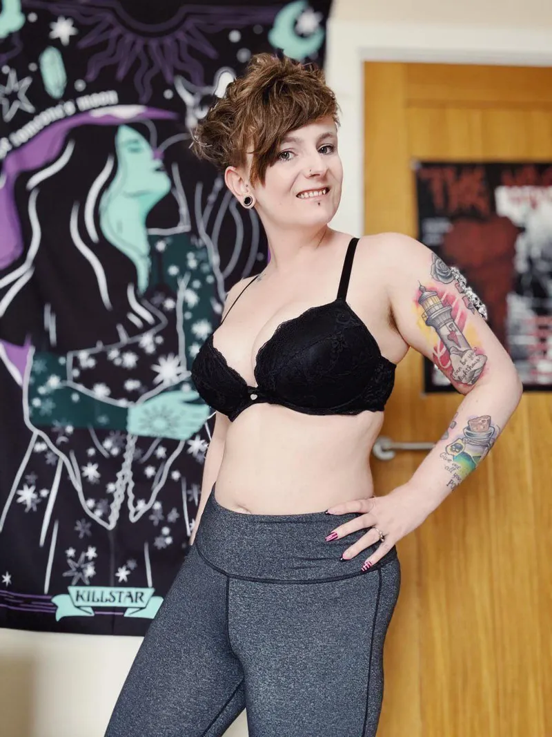 Thumbnail this emo chick lifts by BritishEmoChick