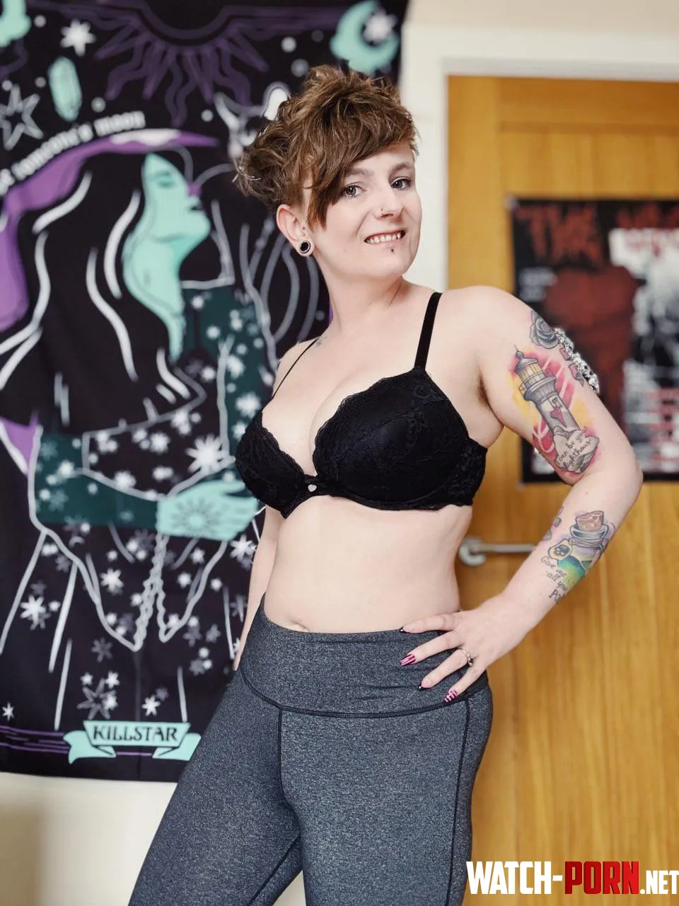this emo chick lifts by BritishEmoChick