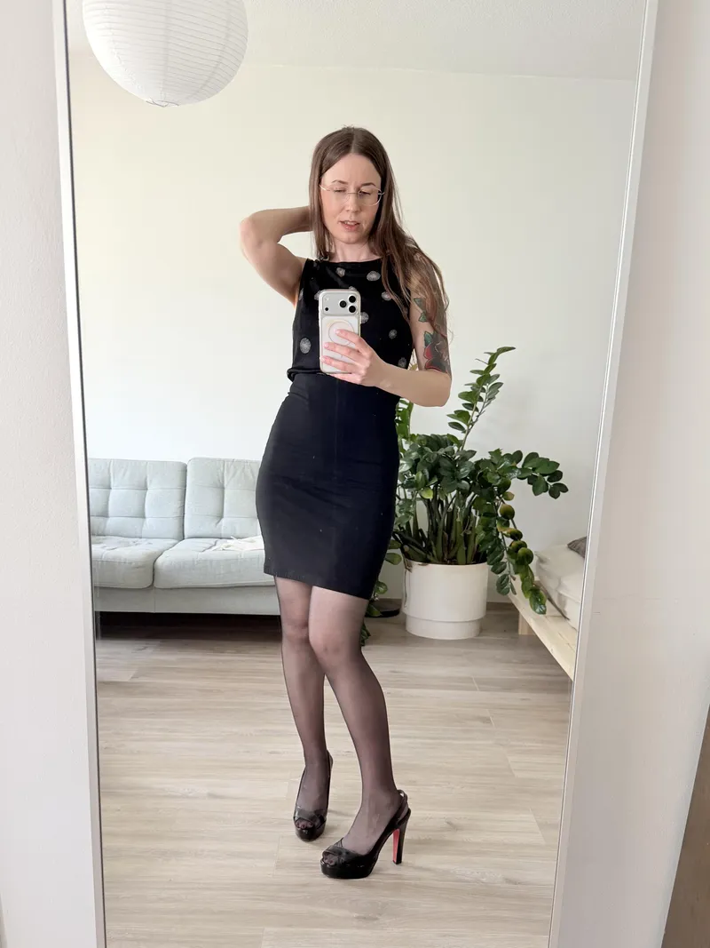 Thumbnail DommyMommyKinkster and the Allure of Daily Pantyhose Wear