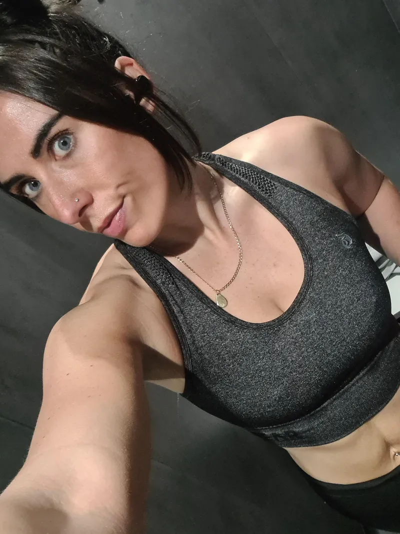 Thumbnail Post gym sweat sesh in my lil crop top 😉💦 by blueeyegymga1