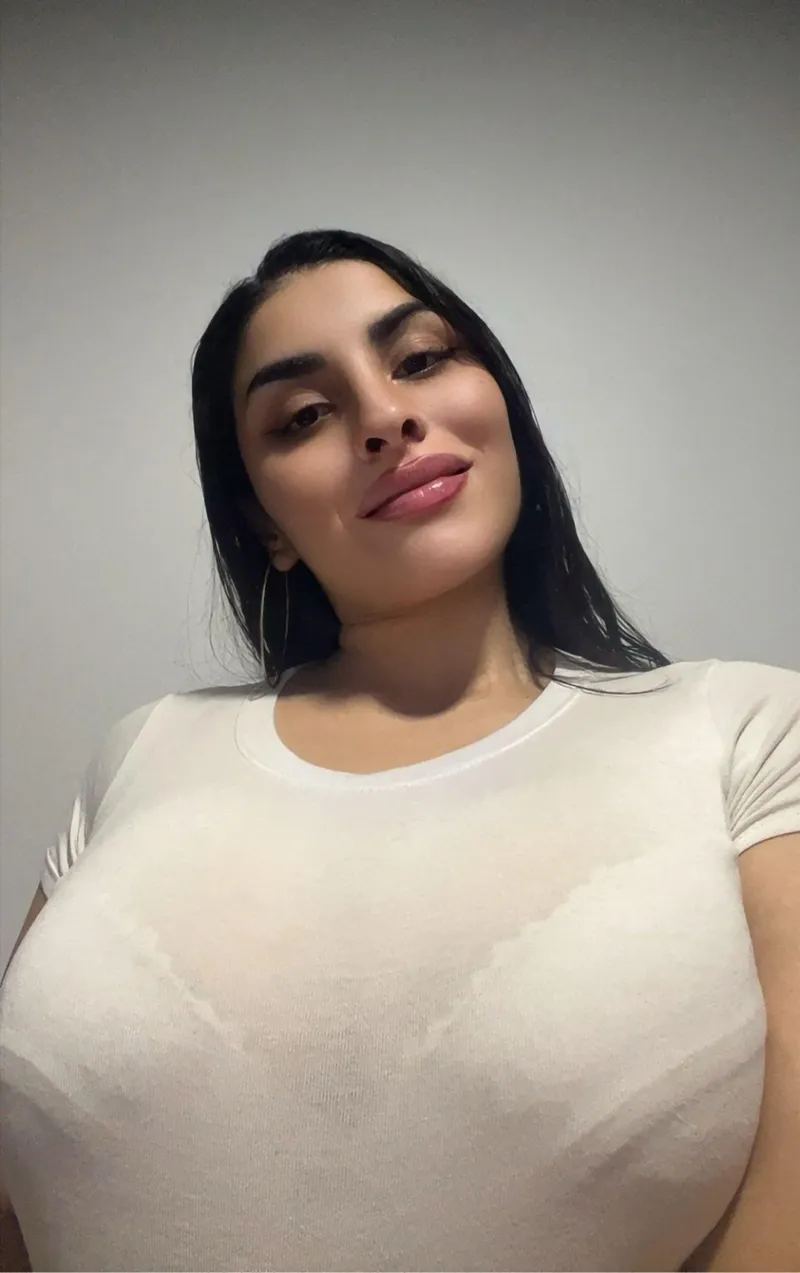 Thumbnail Captivating Beauty: Explore vicky_latina's Allure in 2busty2hide